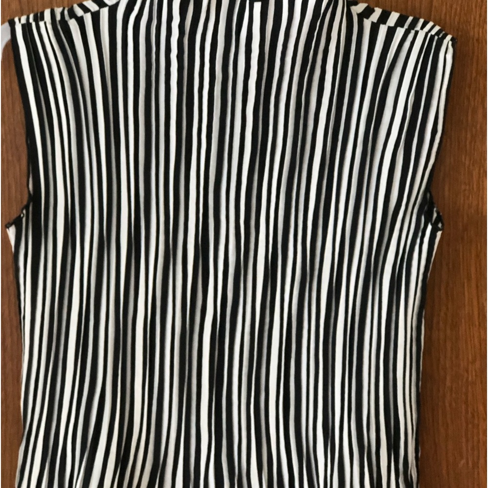 Black & white top with modified turtle neck effect. Mini pleats-does not wrinkle